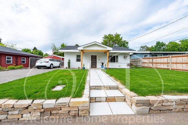 Building Photo - Country Living in Gorgeous 2 Bedroom Home Near Town