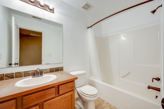 Building Photo - Charming Pullman Retreat with Space to Live and Entertain
