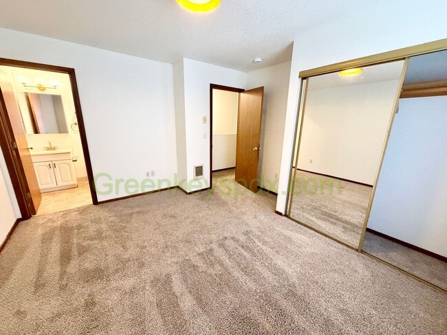 Building Photo - Muliti-level 2 Bedroom 2 Bath Townhouse in St.Johns