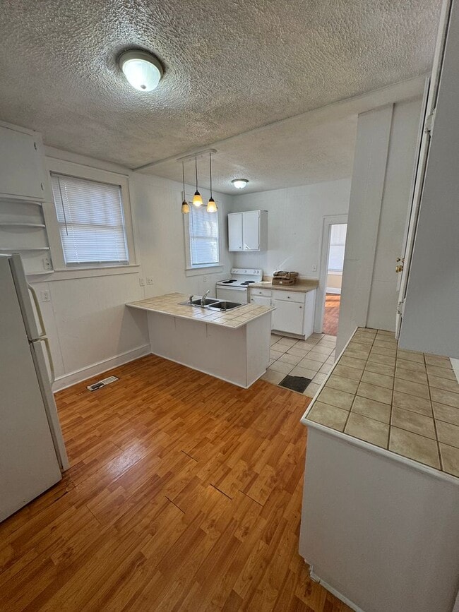 Building Photo - 3 Bedroom  & 2 Bath House