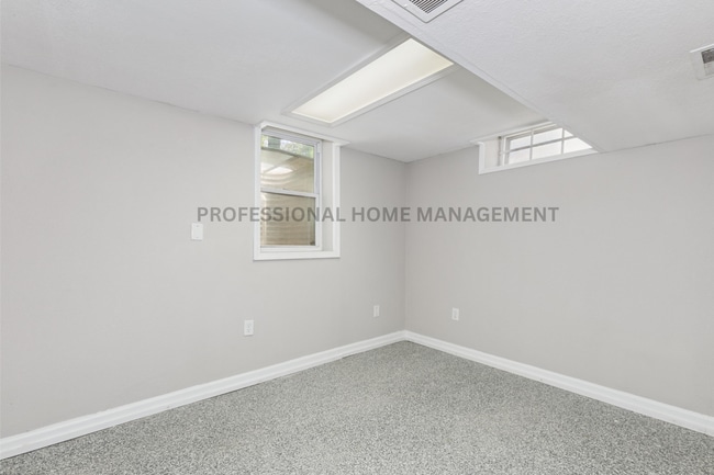 Building Photo - Updated 3 bed / 2 bath house With Exceptio...