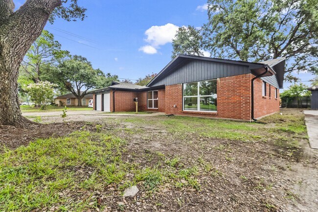 Building Photo - 4903 Mayflower St