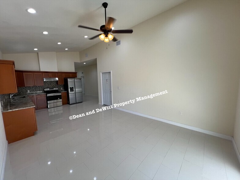 Building Photo - 4 Bed/2 Bath