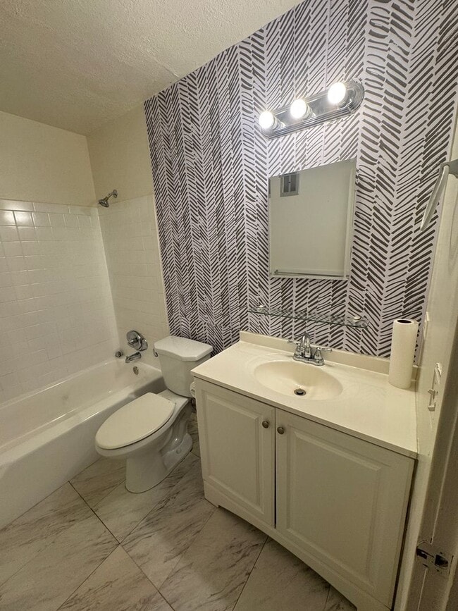 Building Photo - Updated 3-bedroom 1 bathroom in Littleton!