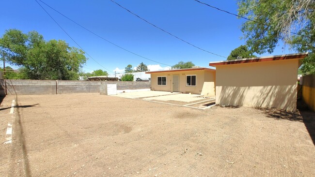 Building Photo - Charming 2 Bedroom House in the SE!