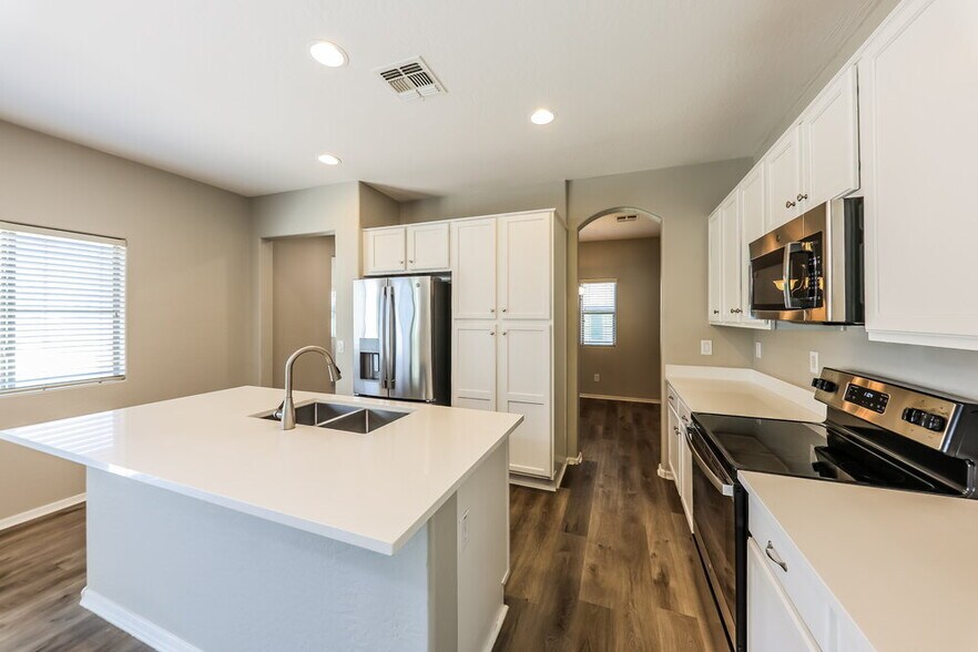 Building Photo - 14180 W Country Gables Dr