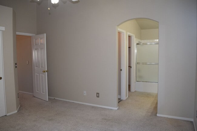 Building Photo - 1608 Poppy Cir
