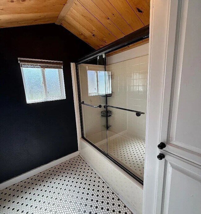 Building Photo - "Charming 3-Bed Oasis with Cozy Fireplace in Coos Bay – Your Perfect Retreat Awaits!"