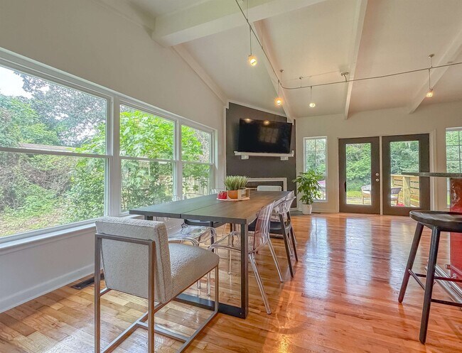 Building Photo - 1044 Seminole Dr