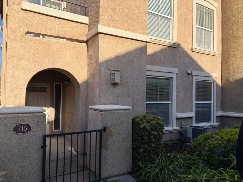 Building Photo - 5350 Dunlay Dr