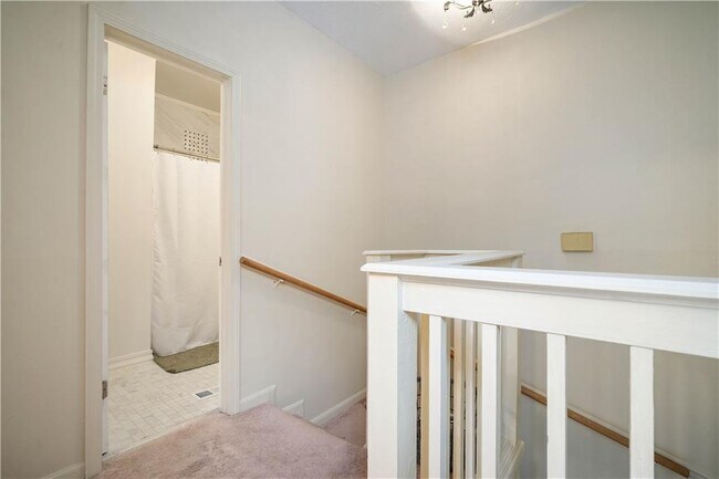 Building Photo - 158 S Cedar St