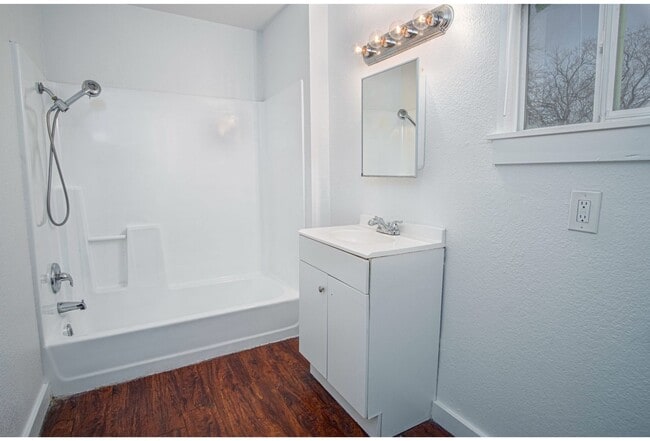 Building Photo - 526 Cooper St