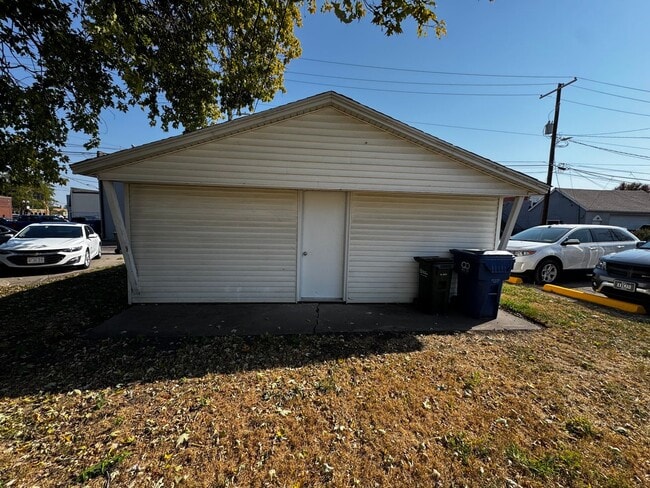 Building Photo - 2 bedroom house with garage!