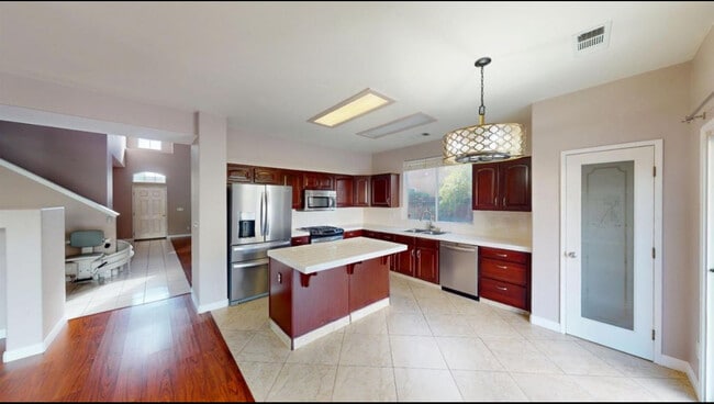 Building Photo - 2638 E Skyview Ave