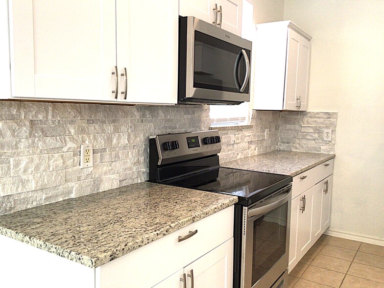 Building Photo - 1745 Cresthill Dr