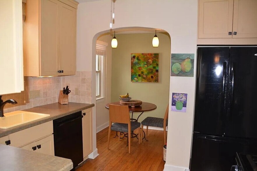 Kitchen breakfast nook - 2475 Channing Rd
