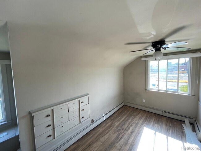 Building Photo - 31136 W 10 Mile Rd