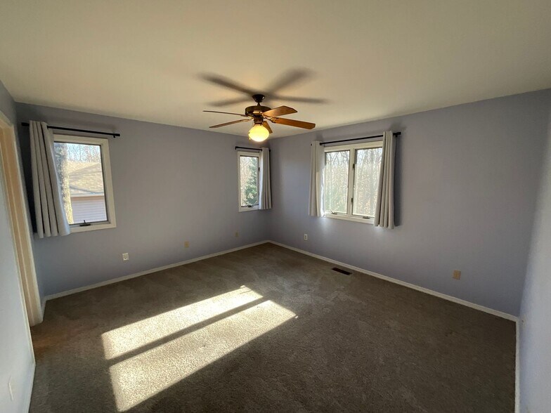 Building Photo - 12 Sunderland Dr