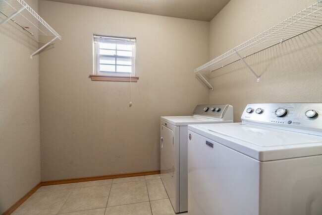 Building Photo - 4 Bedroom 2.5 Bath Townhome near Centennial Park!