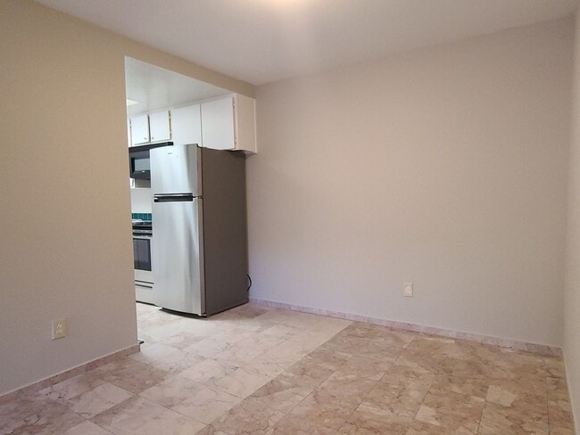 Building Photo - 475 N Midway Dr