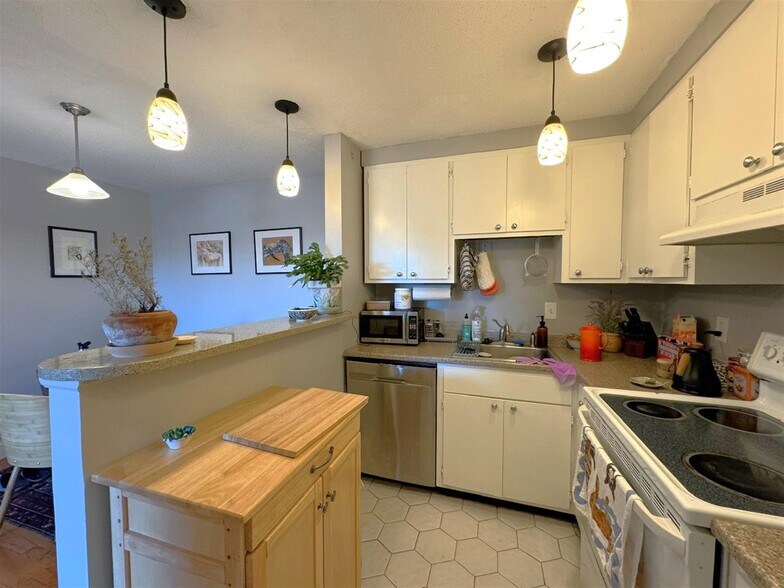 Building Photo - 47 Mystic St