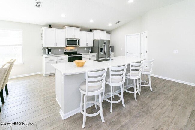 Building Photo - 15935 Great Lakes Cir