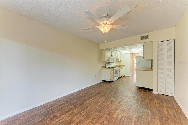 Building Photo - 305 30th Ave W