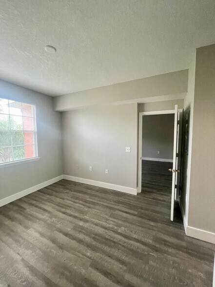 Building Photo - 1 Bedroom / 1 Bath Condo in Gated Community.