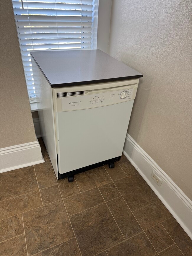 Building Photo - 1214 Cooper St