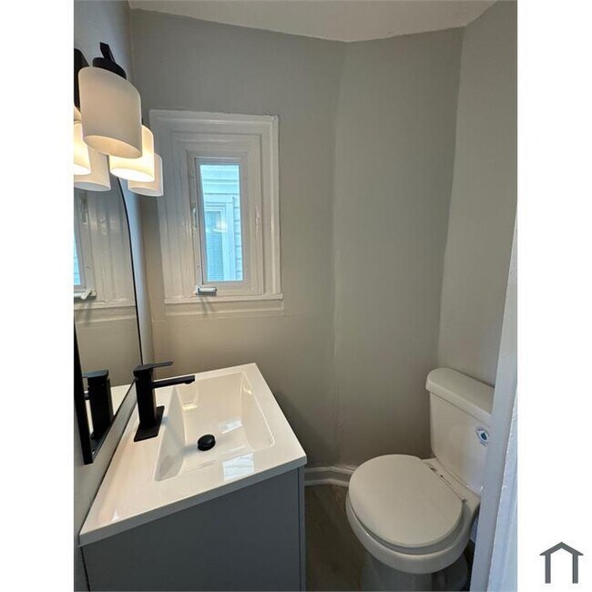 Building Photo - 3 Bedroom Rehabbed