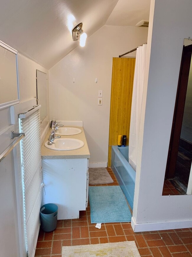 Building Photo - PRELEASE FOR AUG: 5 bdrm/2 bath near WWU and Downtown!