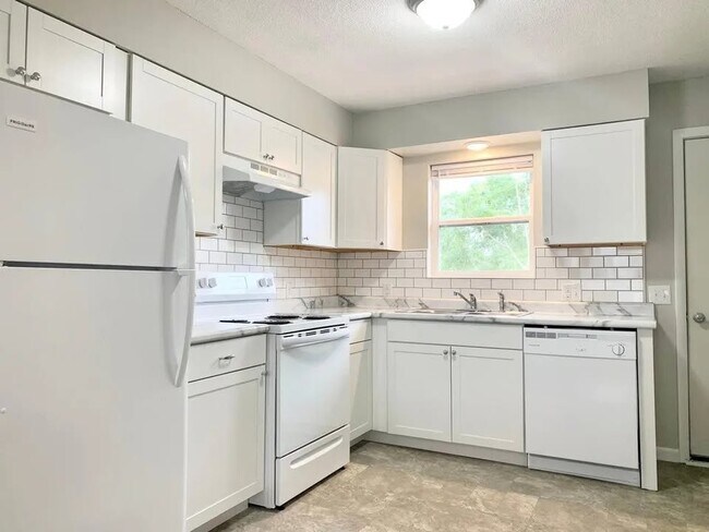 Building Photo - 115 Rader St