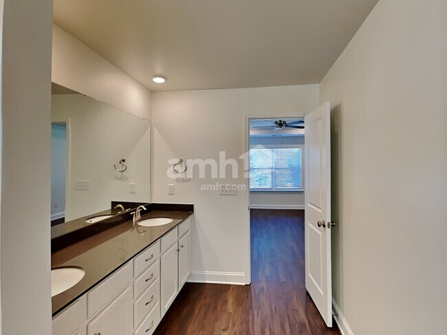 Building Photo - 555 Rivermist Dr
