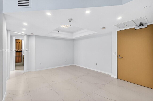 Building Photo - 16445 Collins Ave