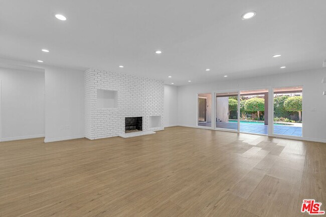 Building Photo - 621 N Bedford Dr