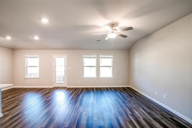 Building Photo - 1601 Longhorn Ranch Dr