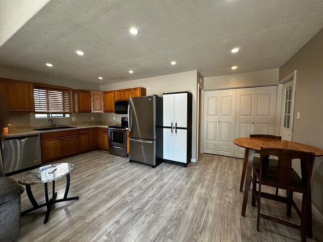 Building Photo - Studio apartment