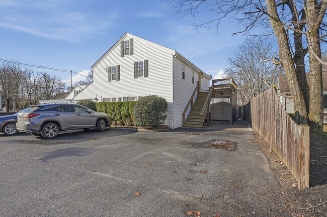 Building Photo - 92 Main St