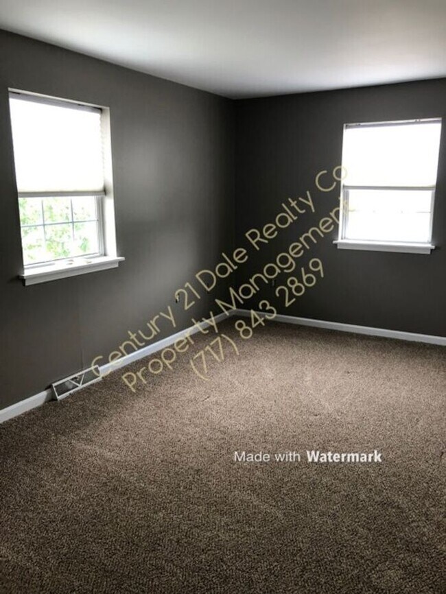 Building Photo - 3 BR, 1.5 Baths, 1 car garage Dover PA