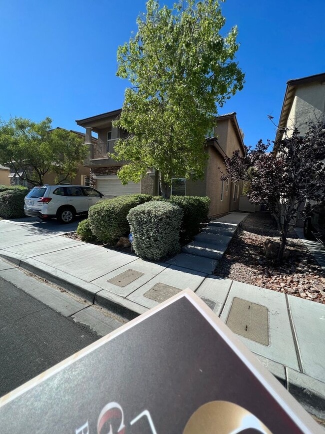 Building Photo - ABSOLUTELY AMAZING! Large 4 bedroom 2 stor...