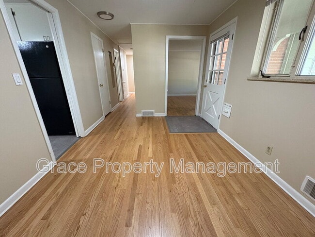 Building Photo - 520 S Otis St