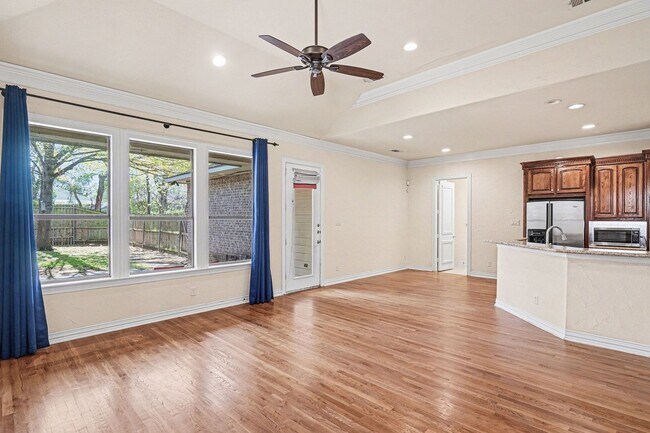 Building Photo - Beautiful home with classic styling, minutes away from Uptown, Oak Lawn, Cityplace, and Lower Gre...