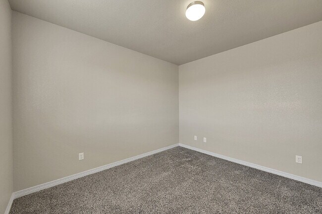 Building Photo - $2,145.00, 4-bed, 2.5-bath located in Colo...