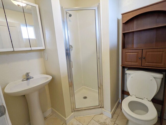 Building Photo - 5+ bedroom South Campus house w/ large fen...