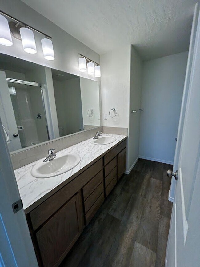 Building Photo - 3 Bedroom 2.5 Bathroom Townhome