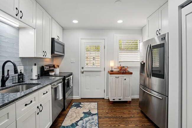 Building Photo - Fully Furnished Home, CONVENIENT LOCATION