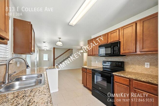 Building Photo - 813 E College Ave