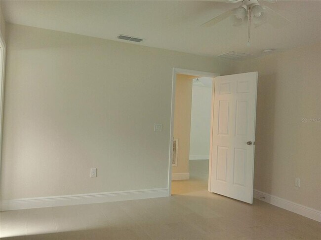 Building Photo - 1562 Schaub Ave