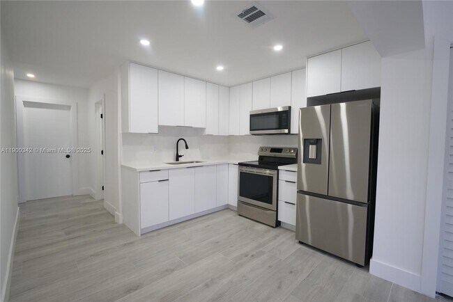 Building Photo - 1022 E 18th St