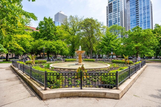 Building Photo - 1140 N La Salle Dr